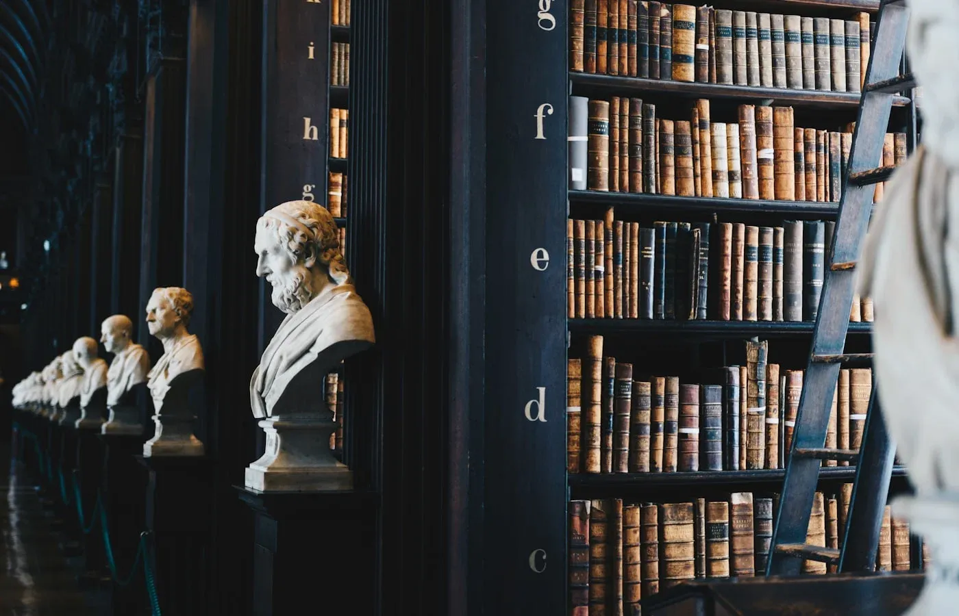 Bibliothek mit juristischen Fachbüchern — Symbolfoto Legal & Tax